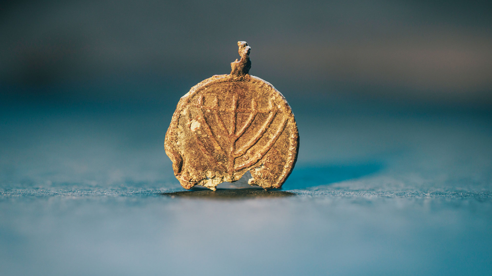 1,300-Year-Old Menorah Pendant Found at Temple Mount