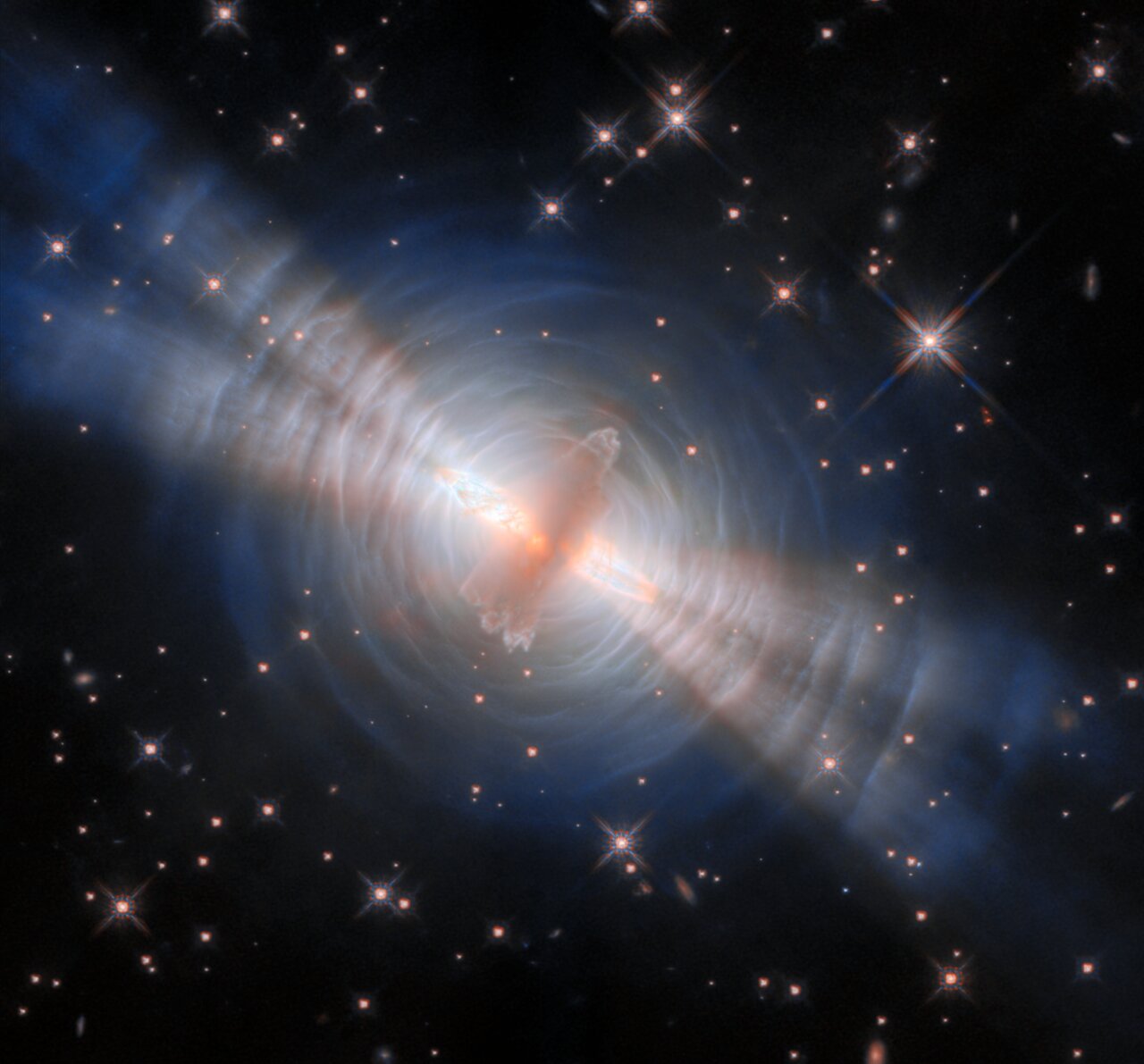 Hubble Captures Dying Star's Light Show 1,000 Light-Years Away