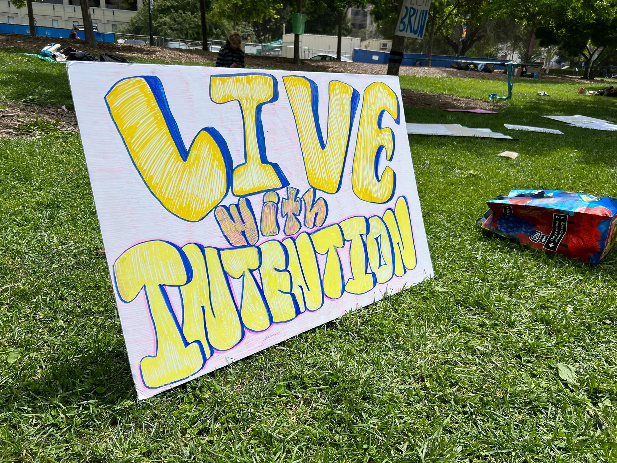 UC Berkeley Students Host Phone-Free Party on Campus - Image 2