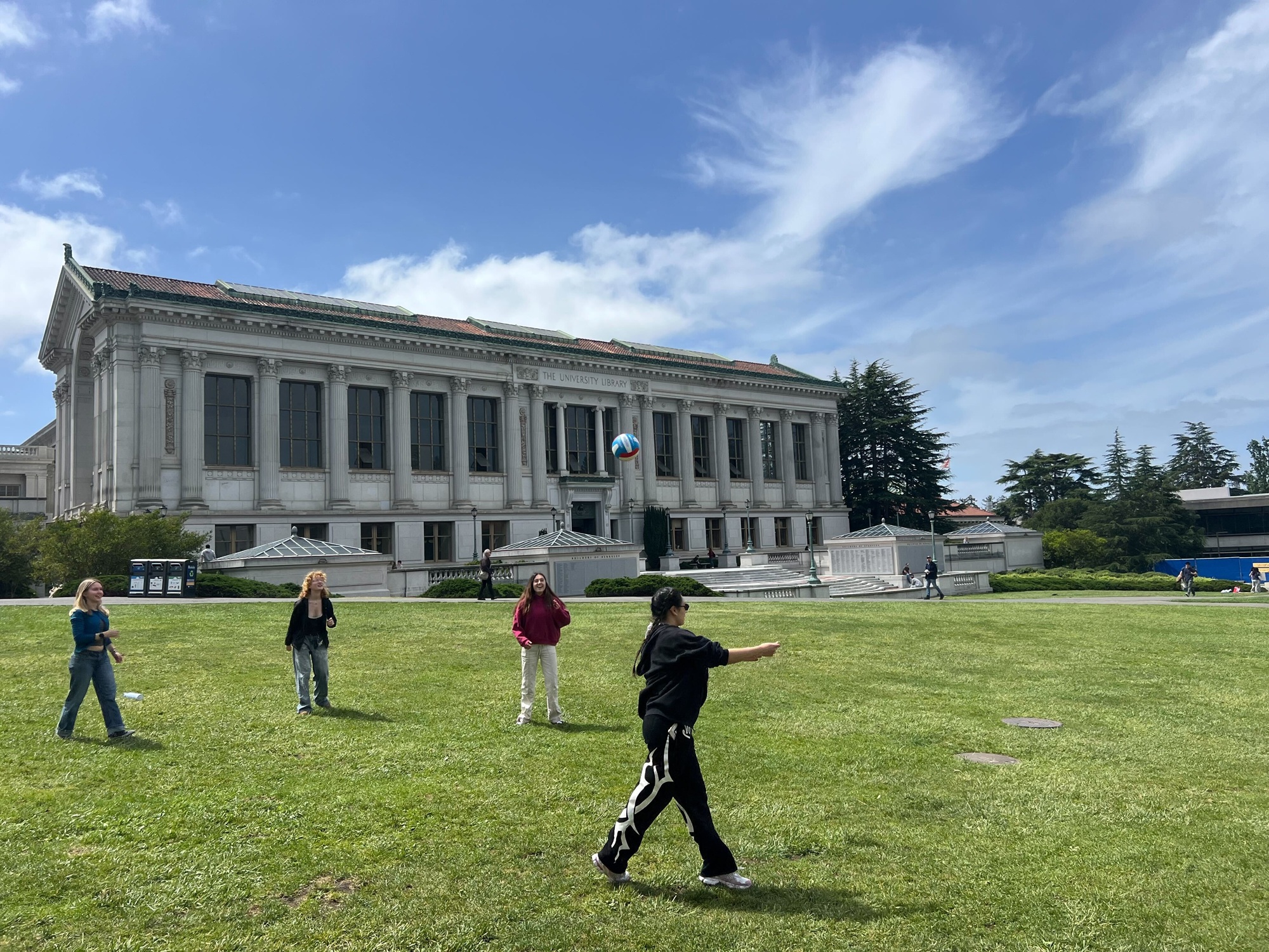 UC Berkeley Students Host Phone-Free Party on Campus - Image 4