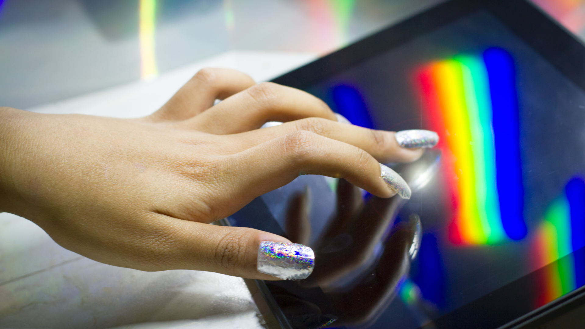Student Creates Nail Polish That Works on Touch Screens - Image 2