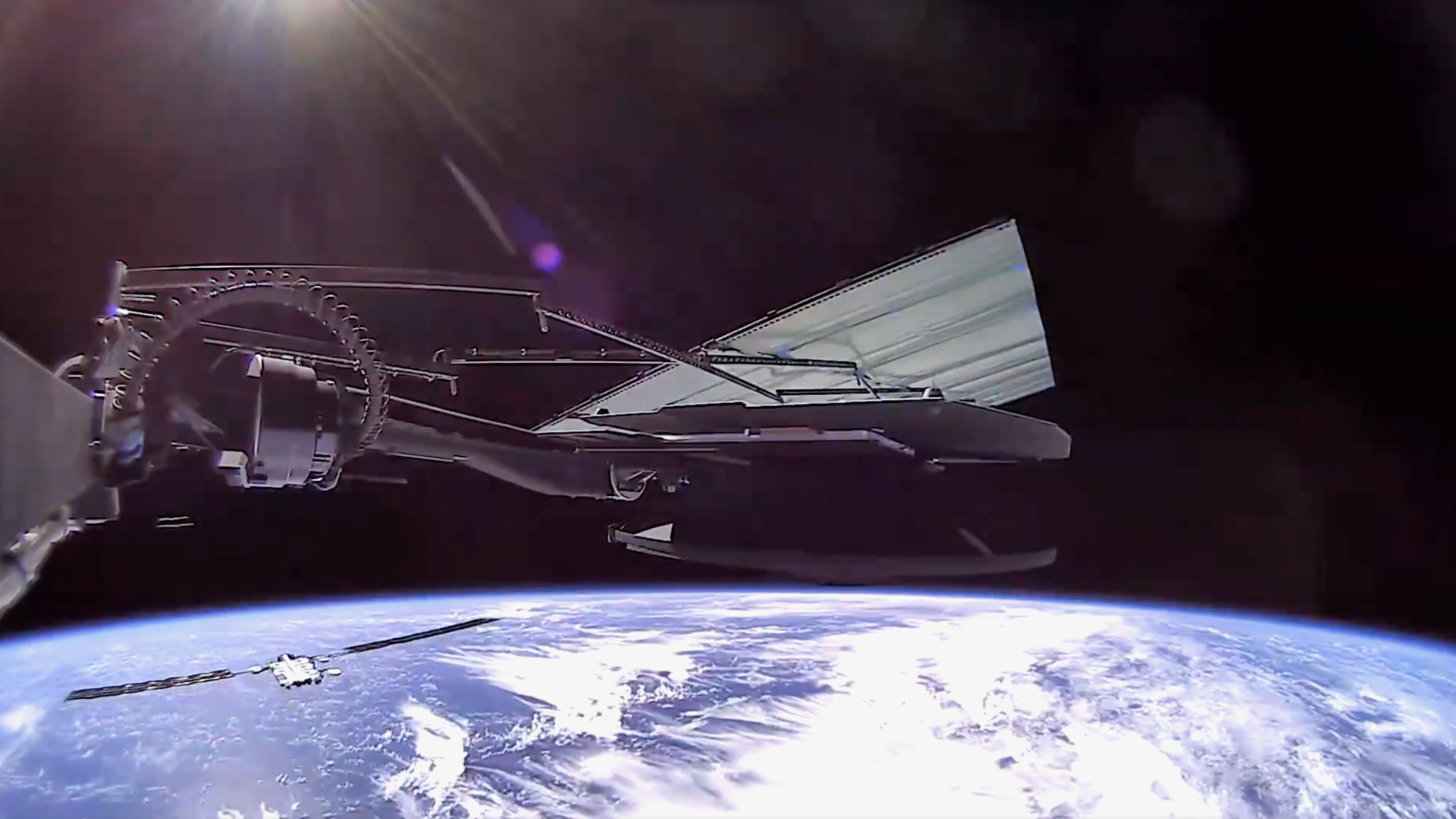 SpaceX Satellite Films Stunning First Orbit Around Earth - Image 2
