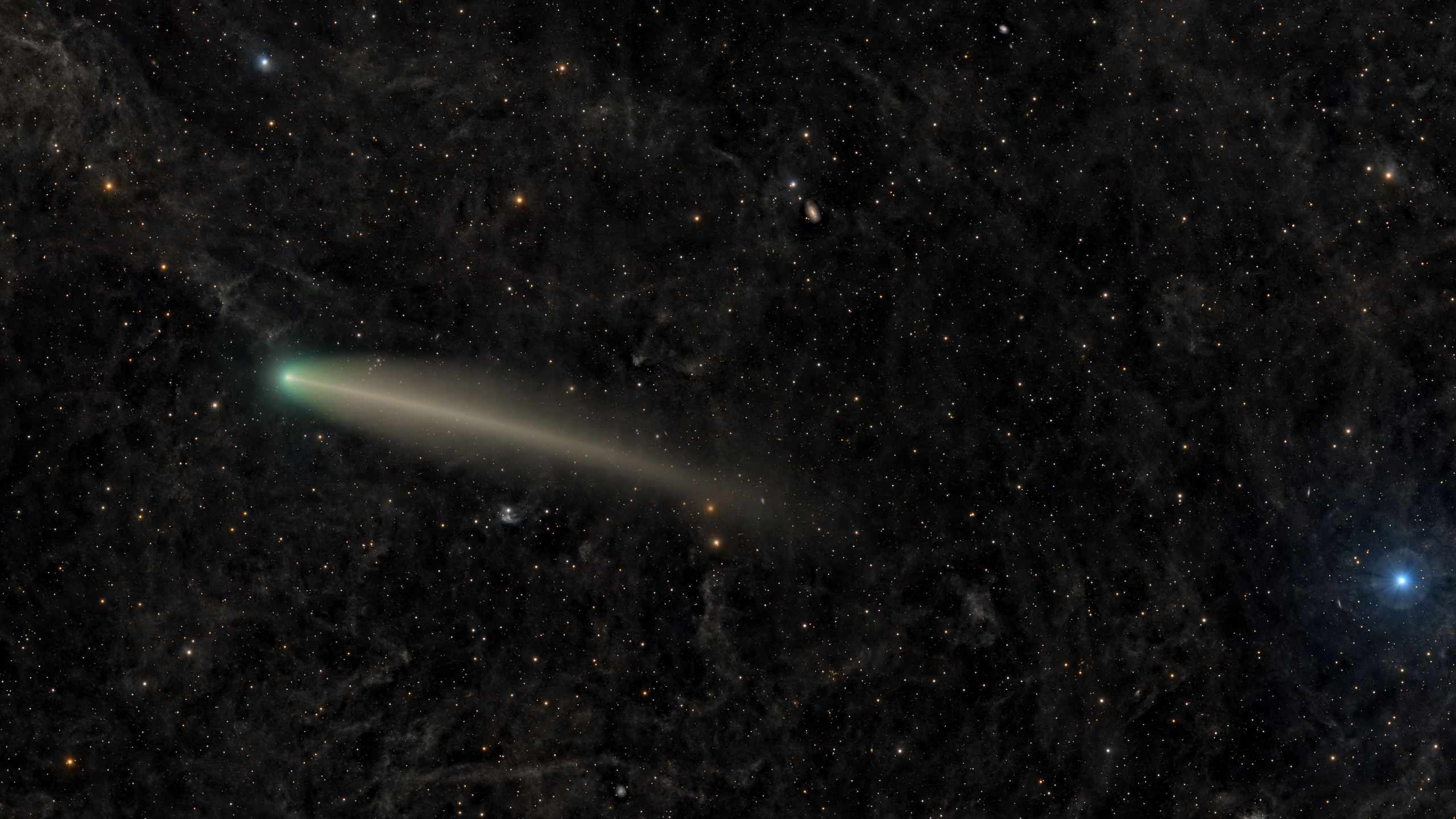Comet McNaught Flares 20,000x Brighter in Surprise Show - Image 2