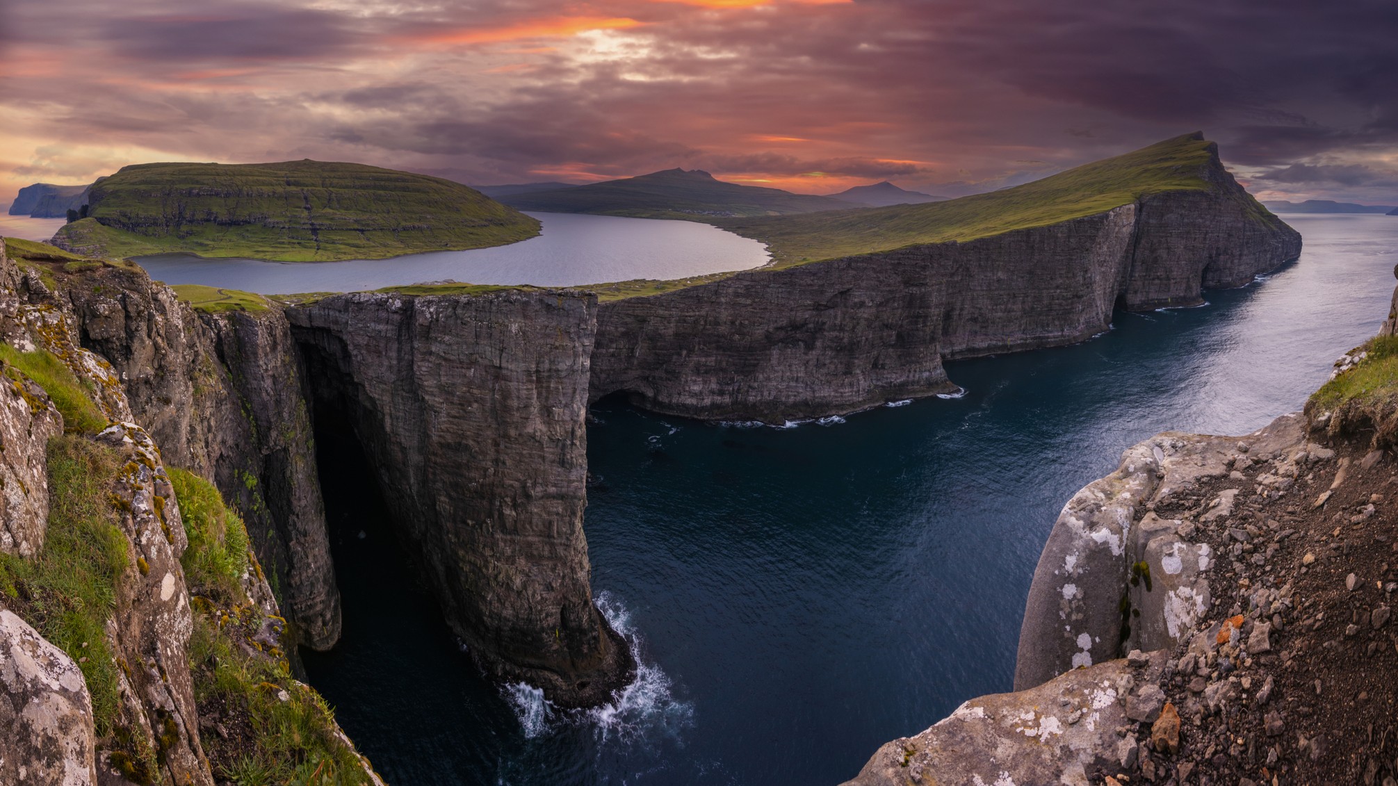 Faroe Islands Lake Appears to Float Above the Ocean - Image 2