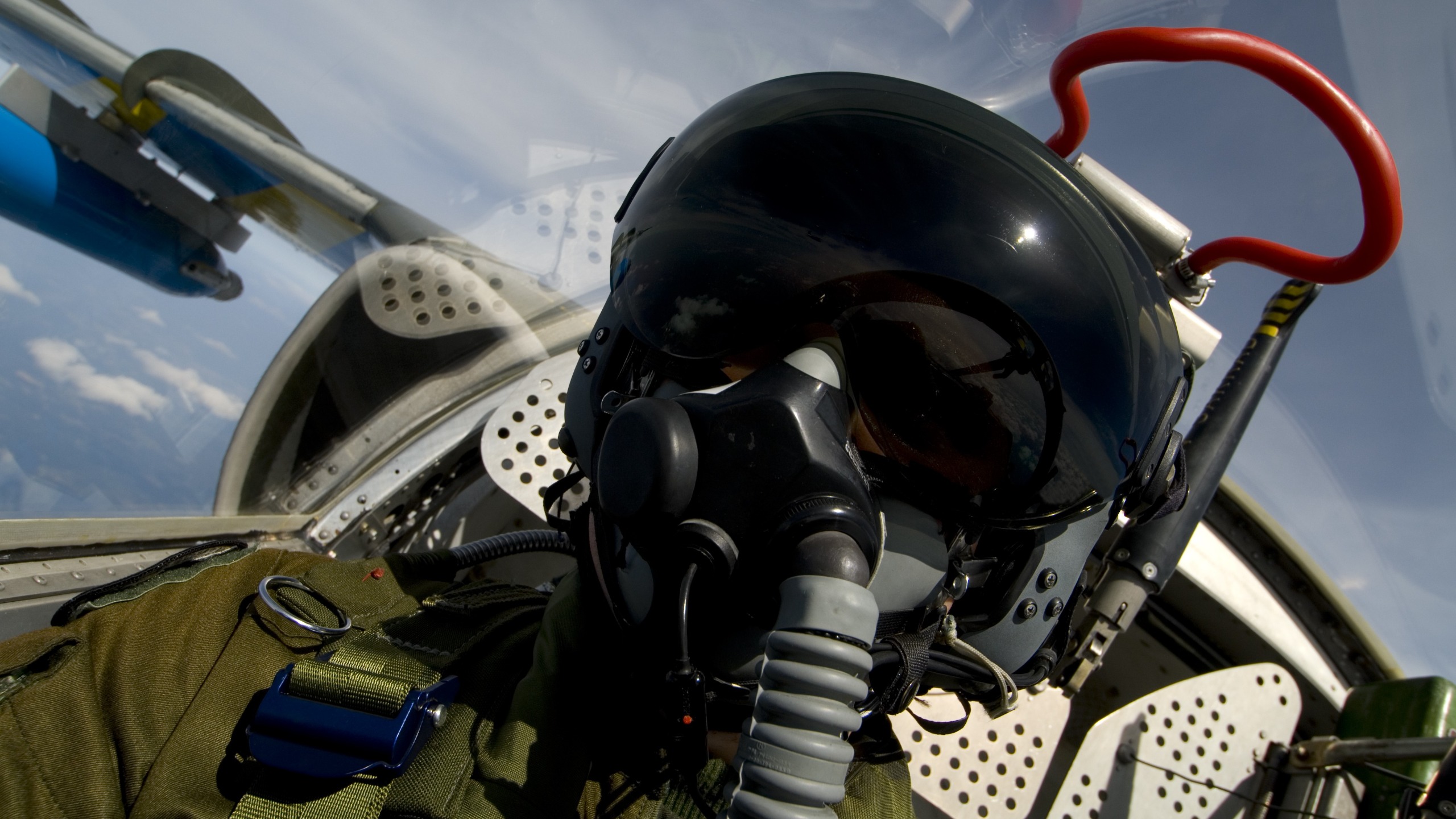 Fighter Pilot's 18-Month Headache Solved by New Helmet - Image 3