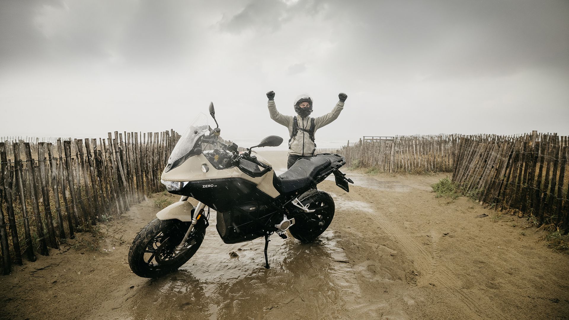 Electric Motorcycle Rides 271 Miles on One Charge