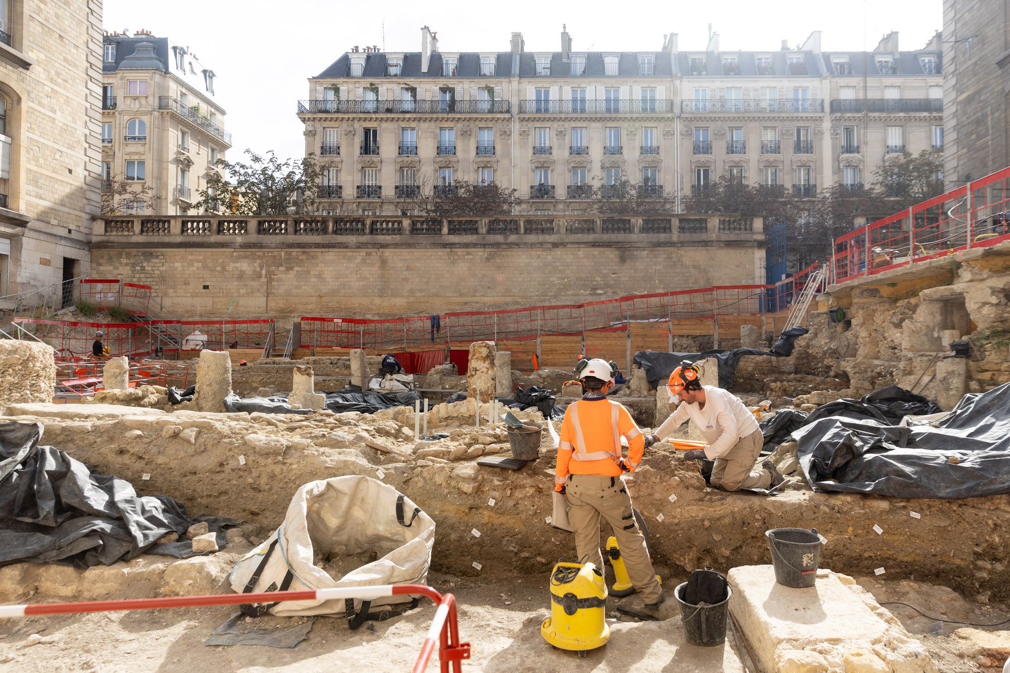 Paris Dig Uncovers 2,000-Year-Old Gallic Wall - Image 5