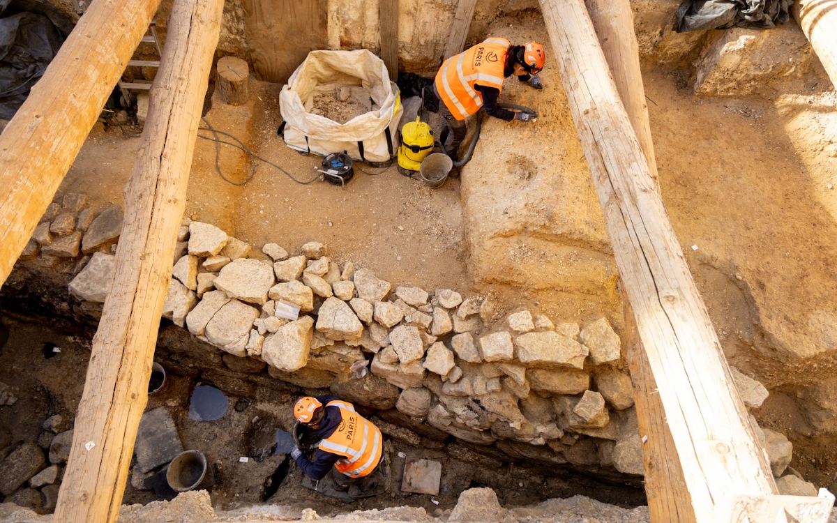Paris Dig Uncovers 2,000-Year-Old Gallic Wall
