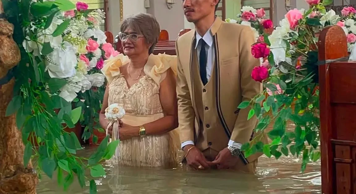 Philippine Couple Marries in Waist-Deep Floodwaters
