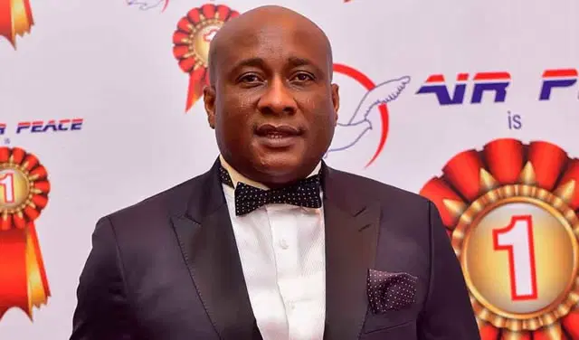 Nigerian Airline Applauds Military With Standing Ovation