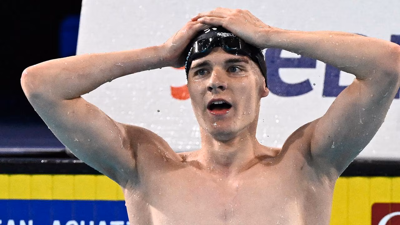 Teen Swimmer Shatters 1500m Record by Nearly 4 Seconds