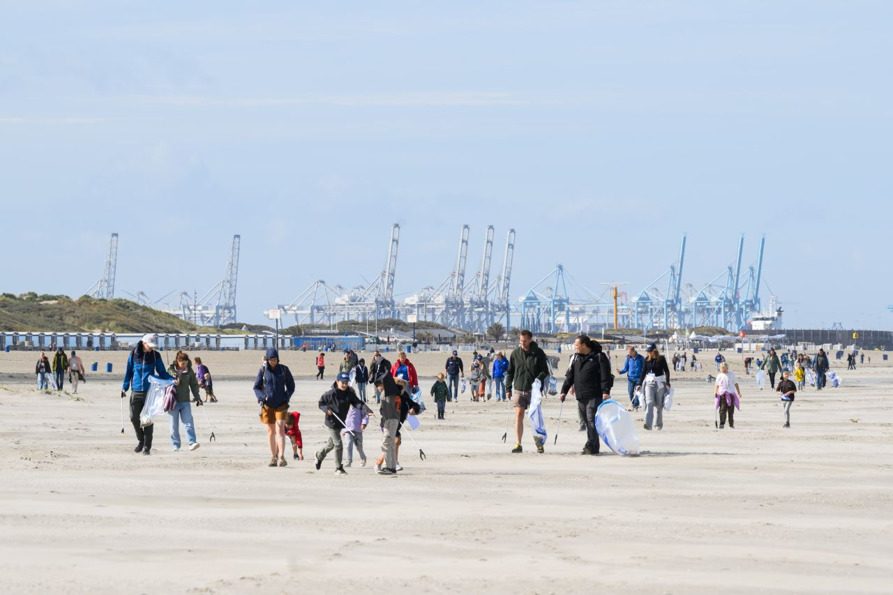 Dutch Beach Cleanup Hits 120,000 Kilograms Milestone