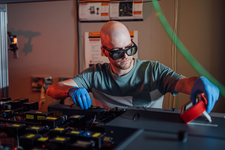 Montreal Team Cuts AI Energy Use With New Photonic Chip