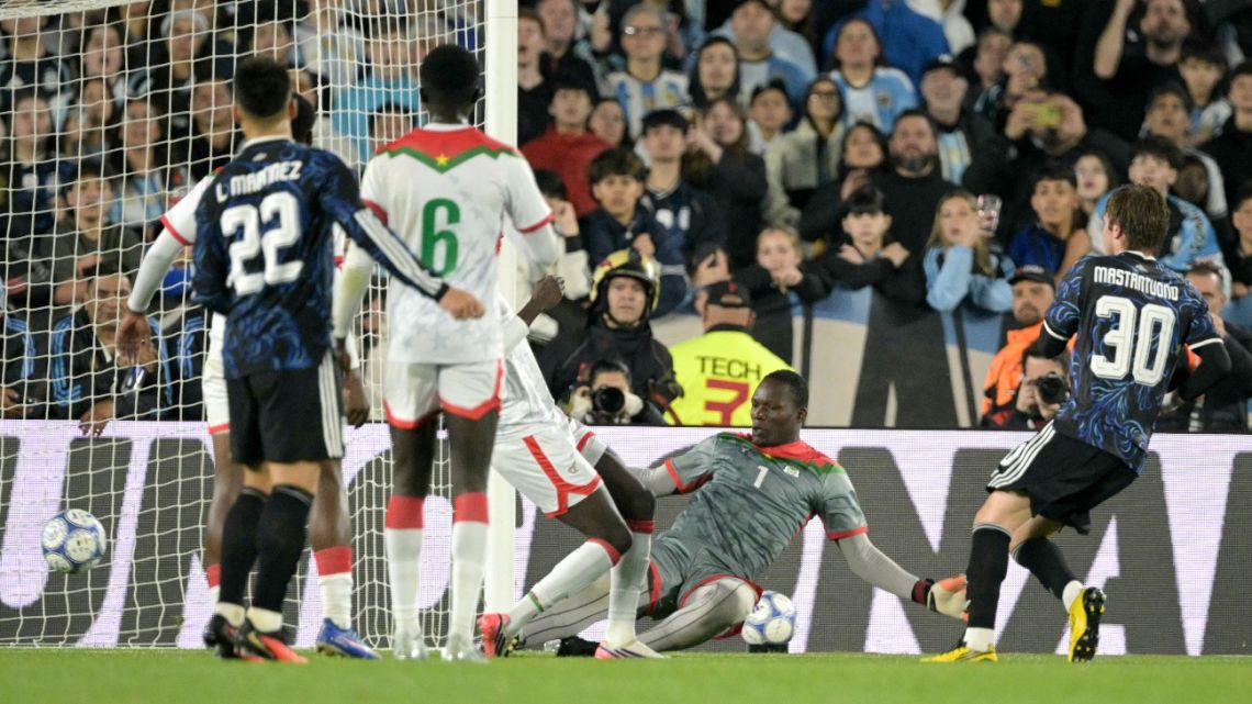 Argentina's Young Stars Shine in 7-0 Win Before Messi Finale
