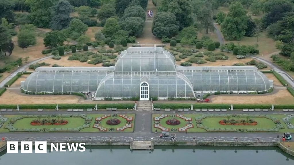 Kew Gardens Moves 1,300 Plants for Historic Restoration