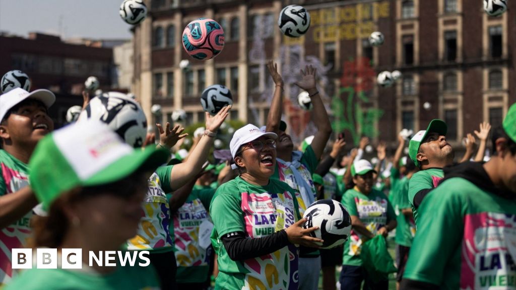 Mexico City Breaks Record with 13,000-Person Soccer Session