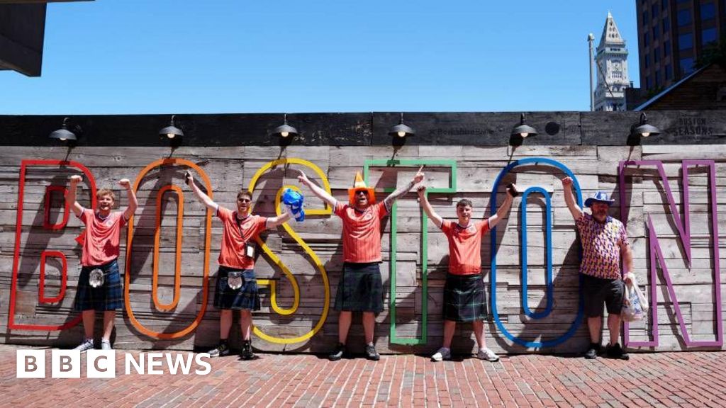 50,000 Scottish Fans Win Over Boston With Joy and Bagpipes