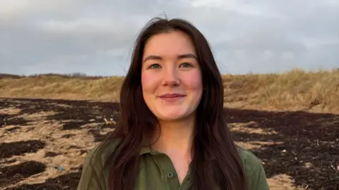 Scottish Rescue Teaches Seal Pups to Bottle-Feed - Image 3