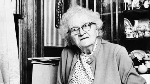 Astronomer Who Decoded Stars Gets Blue Plaque Honor - Image 2