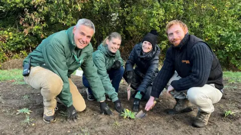 London Volunteers Grow 1,000 Rare Plants to Save Species - Image 2