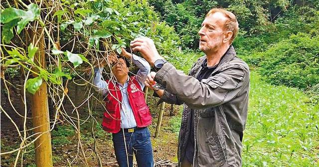 Retired Cop Helps Chinese Village Escape Poverty