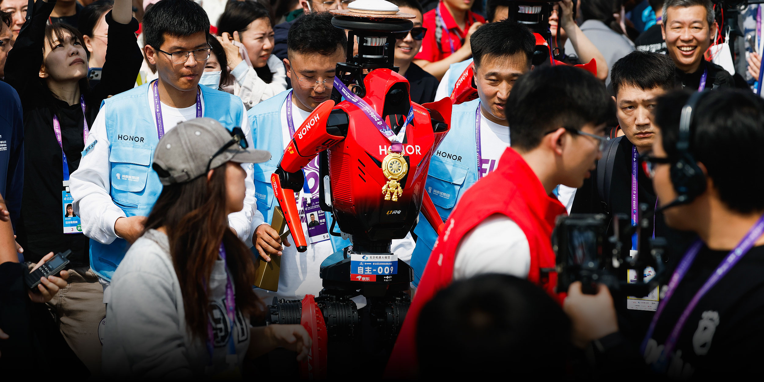 Robot Breaks Marathon Record in 50 Minutes in Beijing