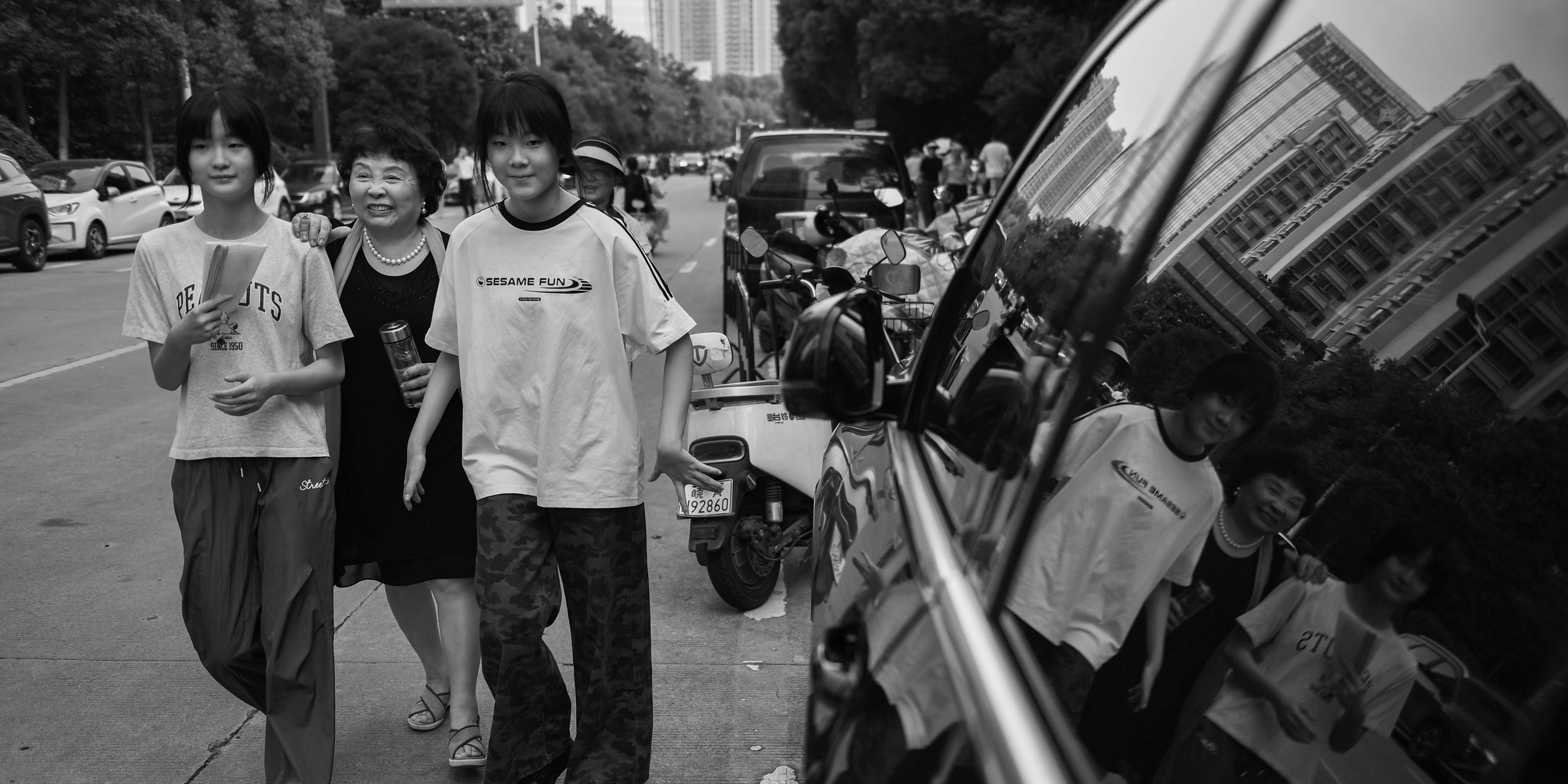 Photographer Spends 15 Years With China's Oldest IVF Mom
