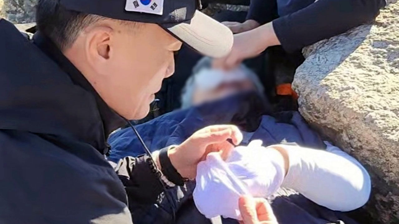 Off-Duty Firefighter Saves Hiker Who Fell on Korean Peak