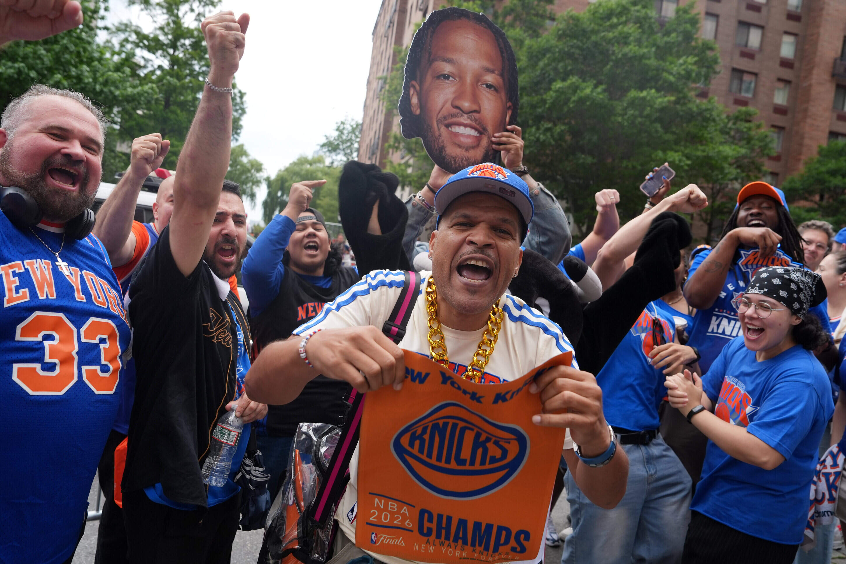 Knicks Win First Title in 53 Years, Baklava Vendor Steals Hearts - Image 2