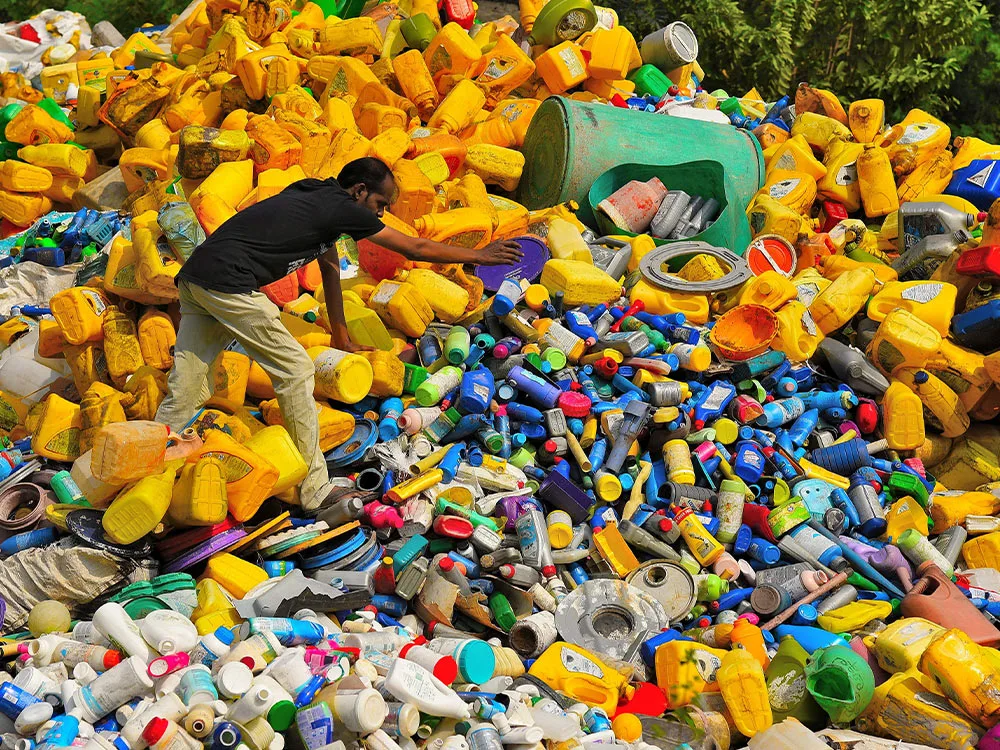 Indian Cities Turn Plastic Waste Into Jobs and Clean Streets