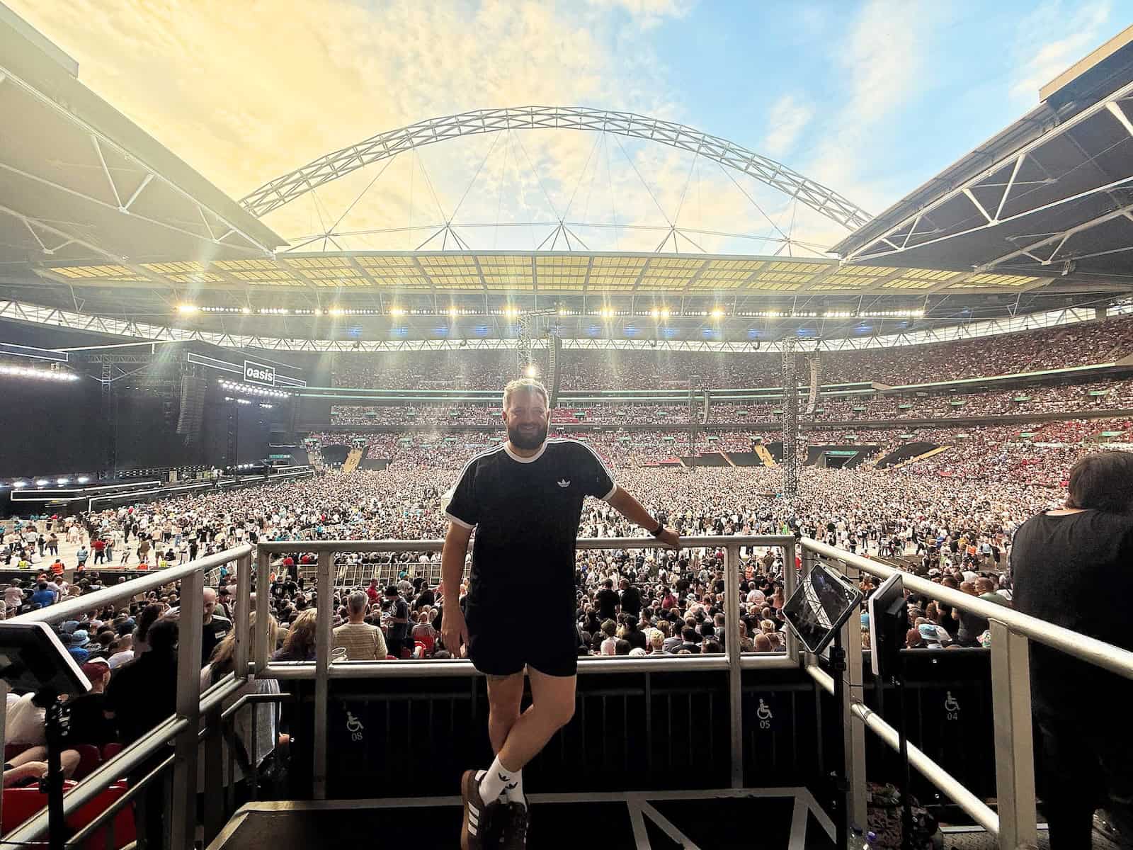 Deaf BSL Interpreter Brings Oasis Swagger to 40,000 Fans