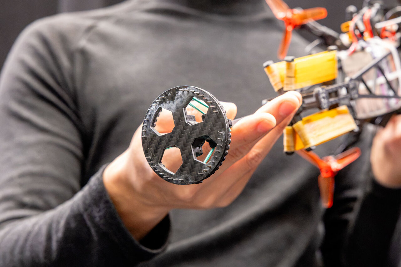 One-Legged Robot Hops Across Ice and Sand Like a Bird - Image 2