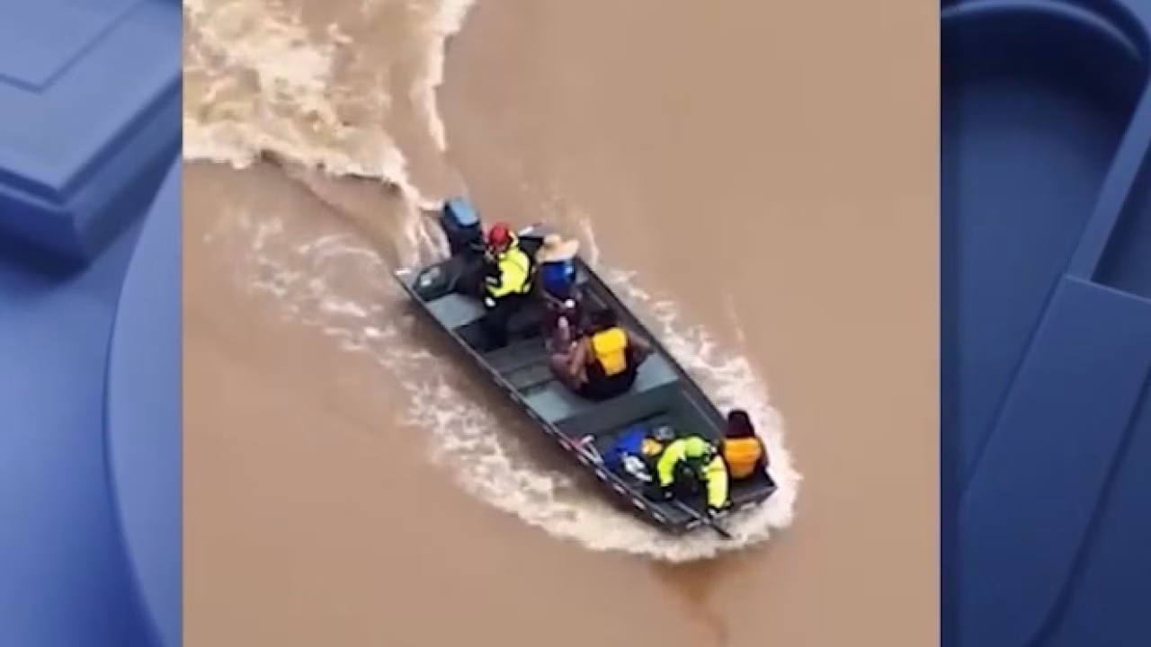 Atlanta Firefighters Rescue 6 Stranded on River - Image 2
