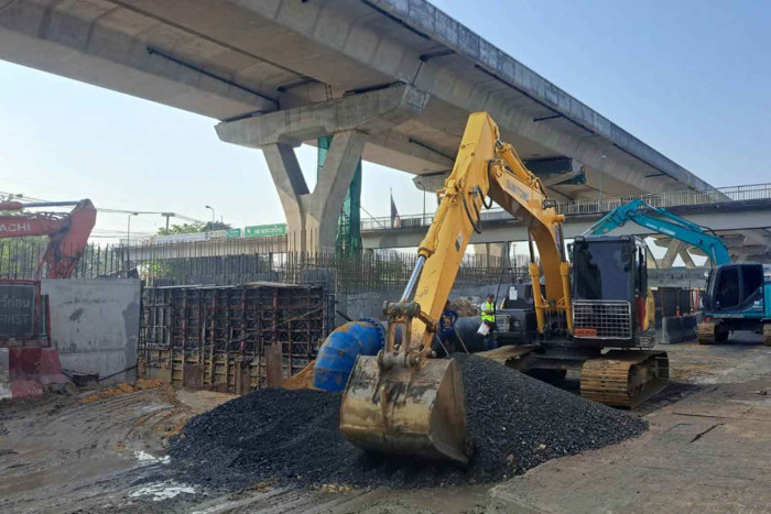 Thailand Crew Works 16 Hours to Fix Road Sinkhole