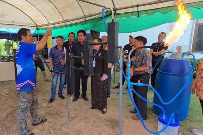 Thai Village Turns 10kg of Plastic Into 8 Liters of Fuel
