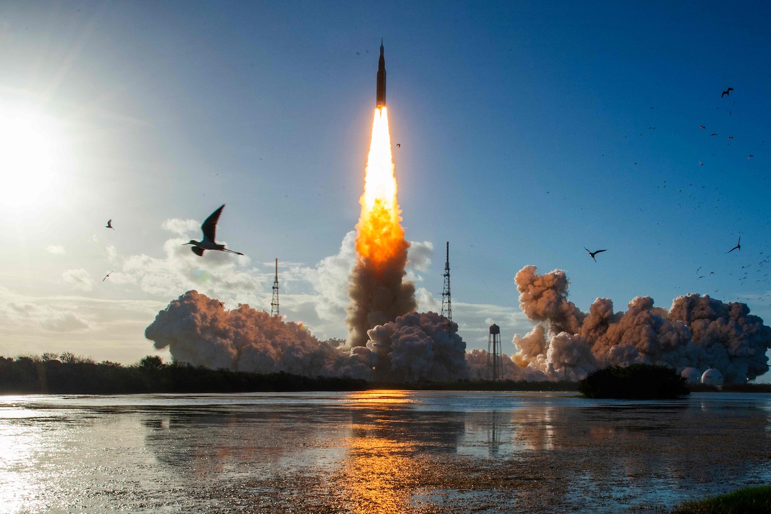 4 Astronauts Launch on First Crewed Moon Trip in 50 Years - Image 5