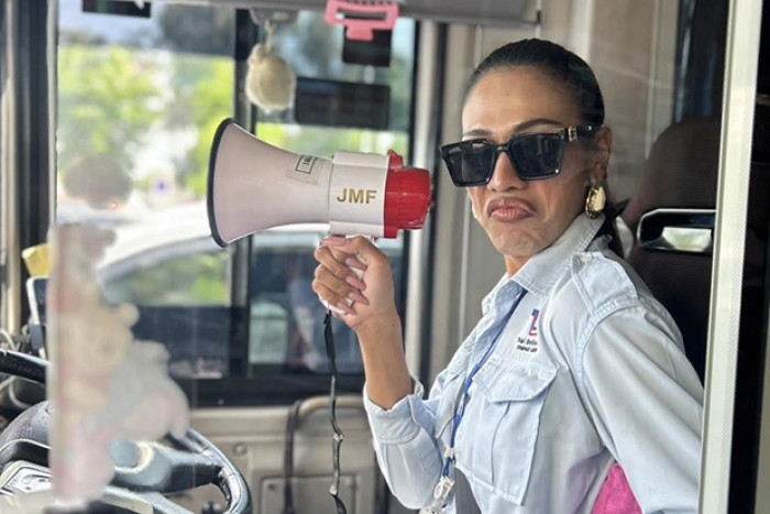 Bangkok Bus Captain Uses Megaphone to Clear Illegal Parkers