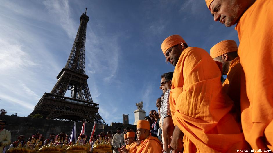 Hindu Group Apologizes After Eiffel Tower Discrimination