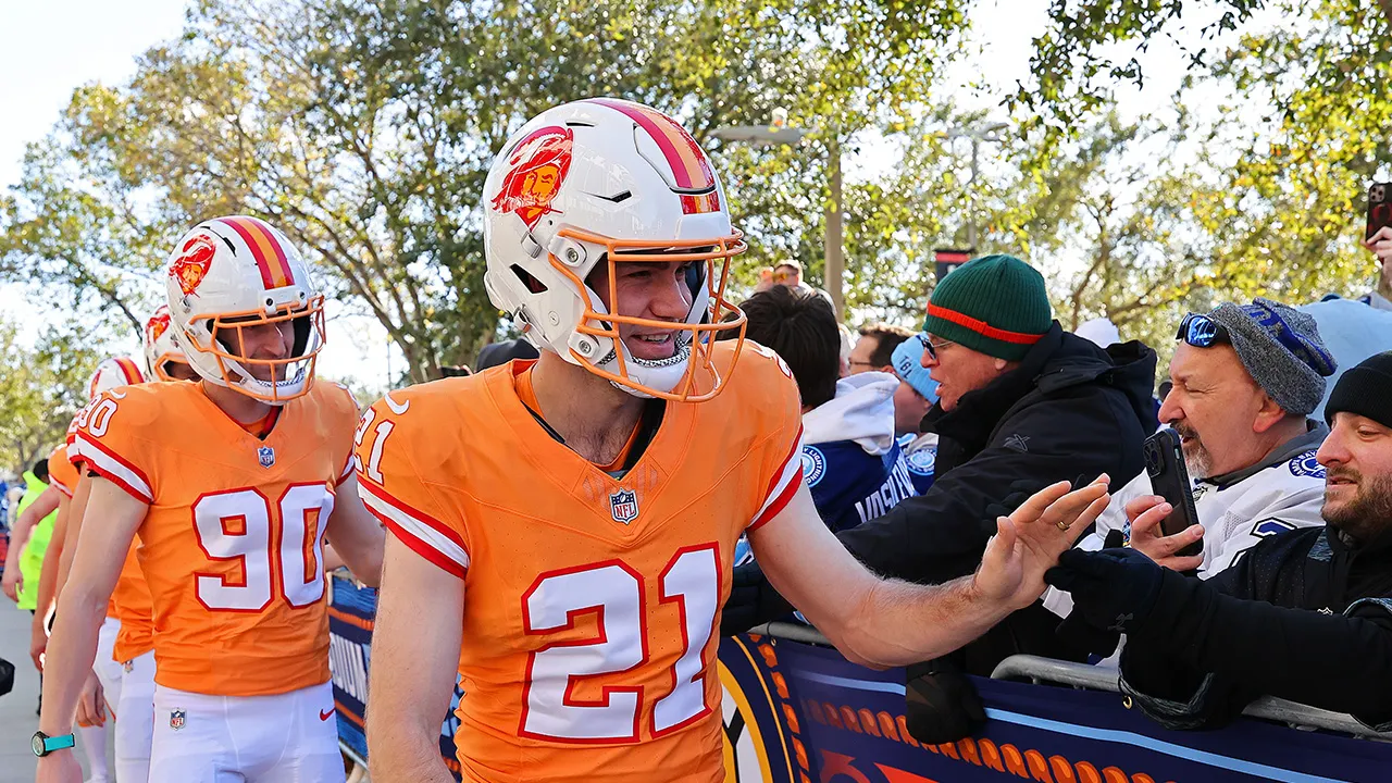 Tampa Hockey Team Shows Up in NFL Uniforms for Outdoor Game