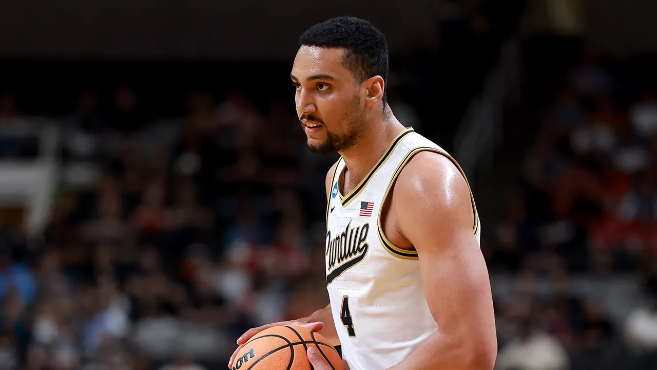 Purdue's Trey Kaufman-Renn tips in game-winning basket against Texas in NCAA Tournament Sweet 16
