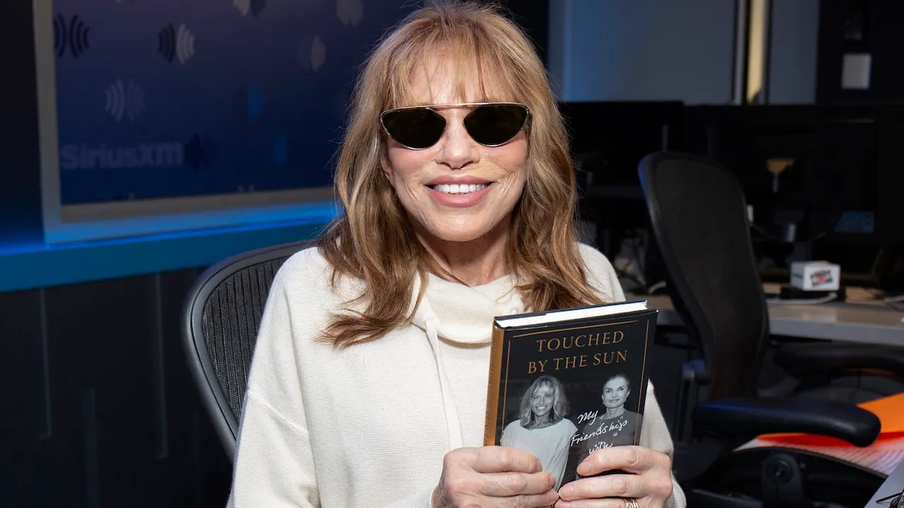 Singer Carly Simon smiling, sharing her journey from misdiagnosis to Parkinson's awareness