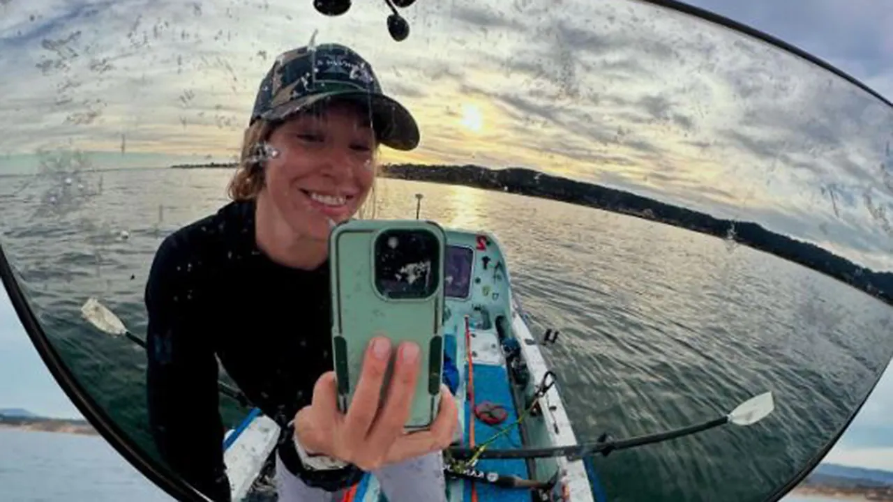 Woman Rows Solo Across Pacific in Record 44 Days