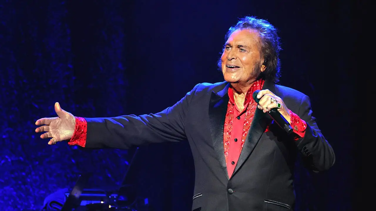 Singer Engelbert Humperdinck, 90, Stays Fit Underwater