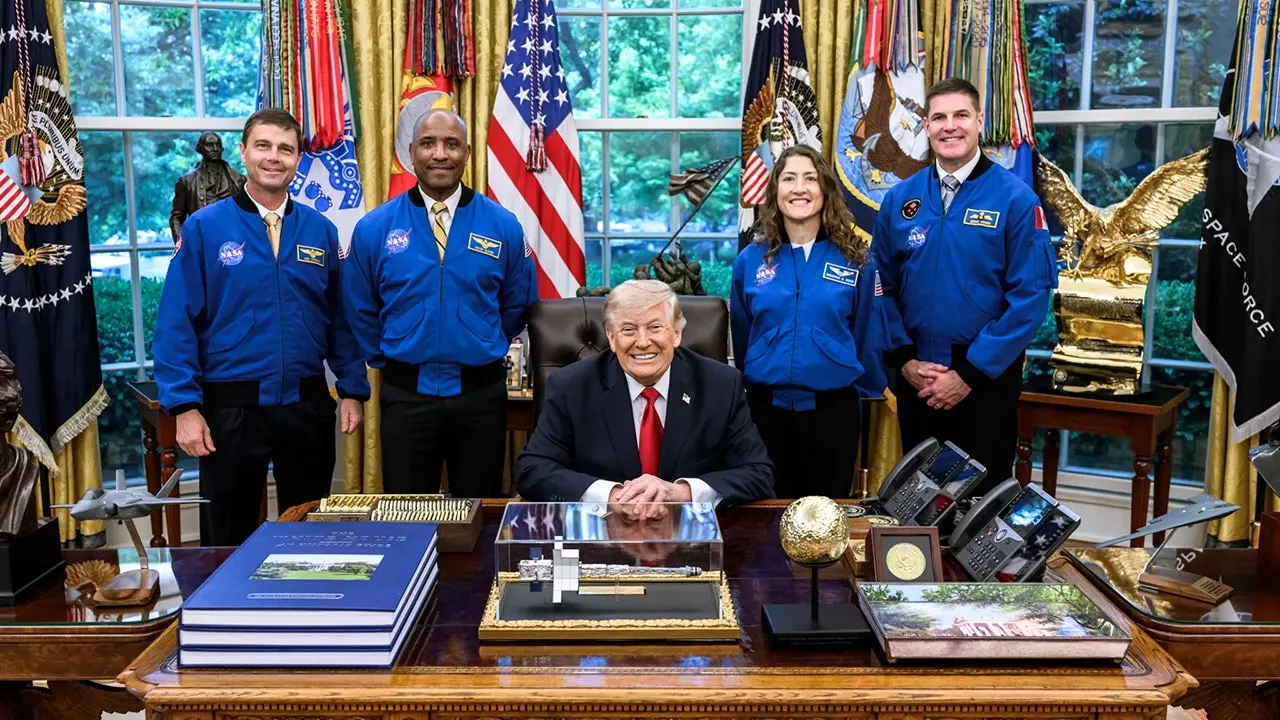 4 Astronauts to Receive Top Honor for Record Moon Mission