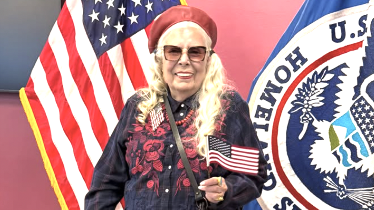 Joni Mitchell Becomes U.S. Citizen After 62 Years