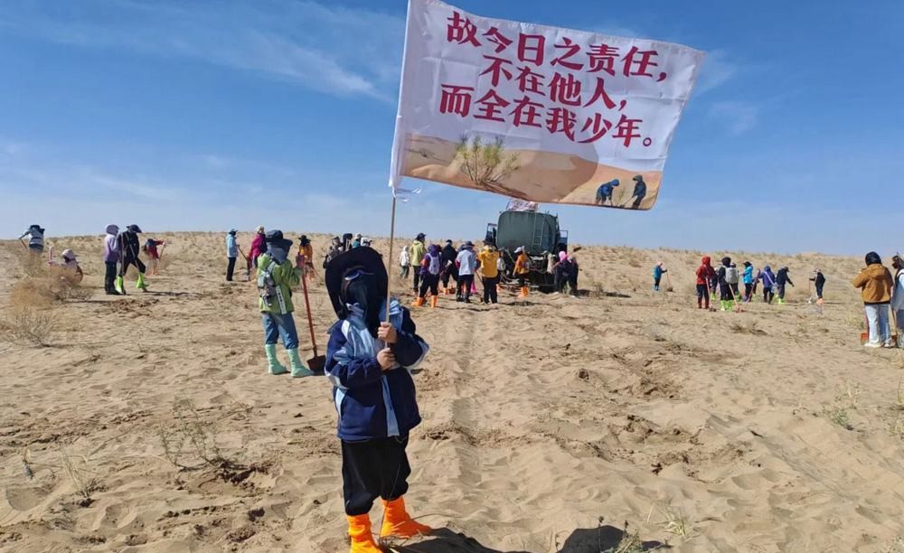 30,000 Volunteers Plant Trees to Save China Desert Town