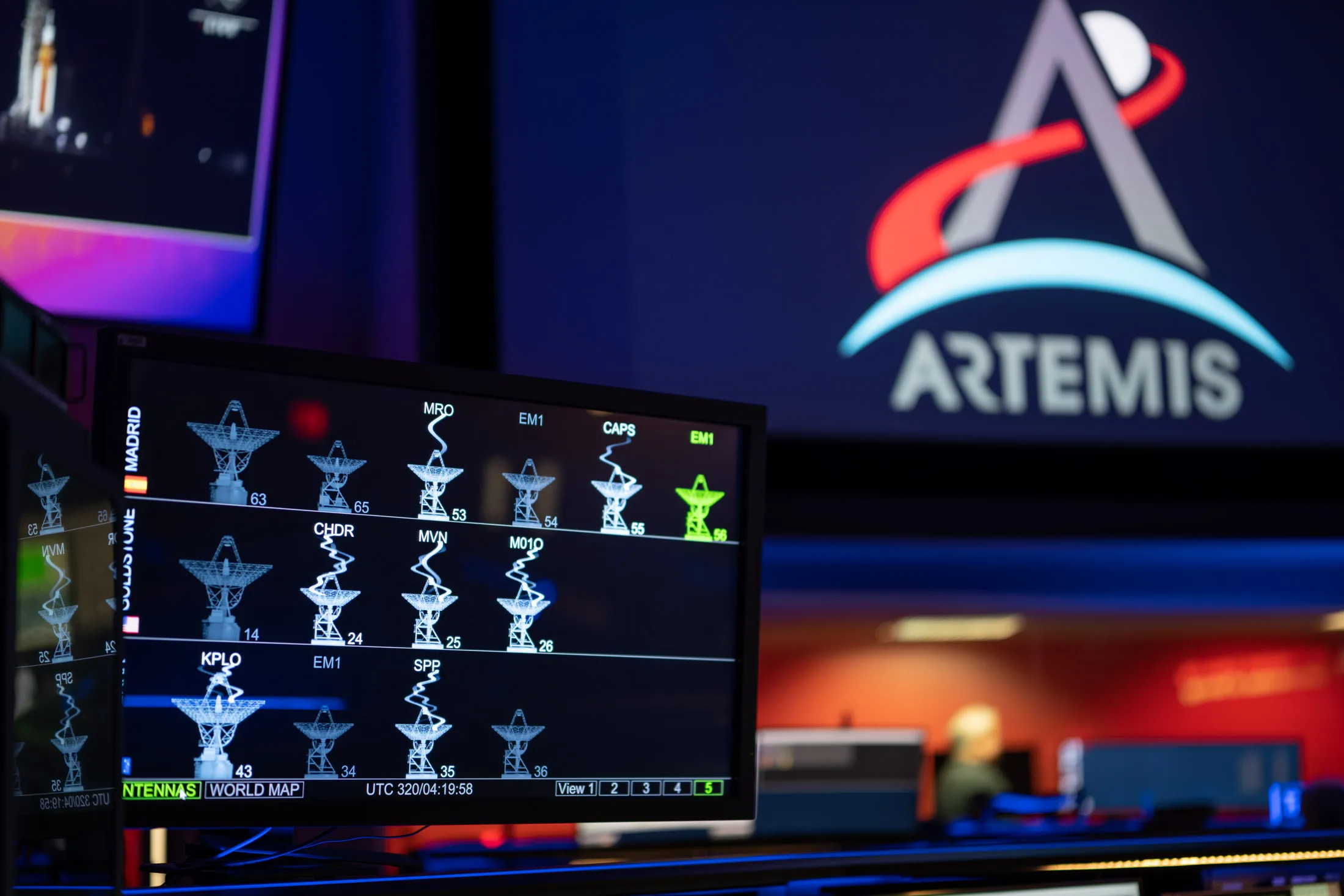 Artistic rendering of network antennas supporting NASA's Orion spacecraft during moon mission