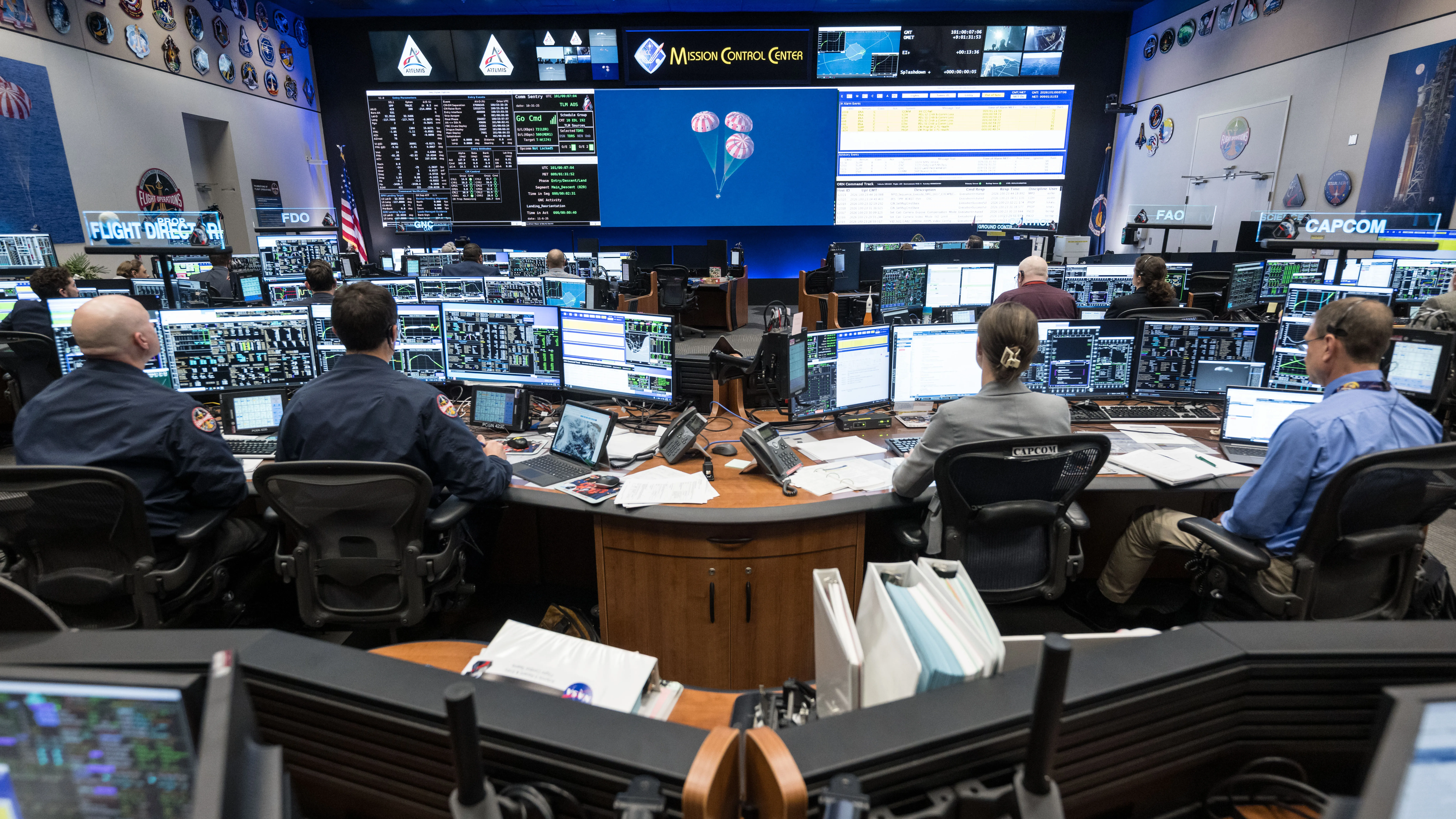 NASA Seeks New Flight Directors for Moon and Mars Missions