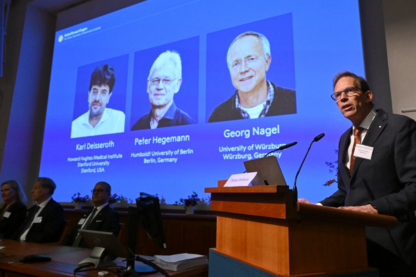 Scientists Win Nobel Prize for Controlling Brain With Light
