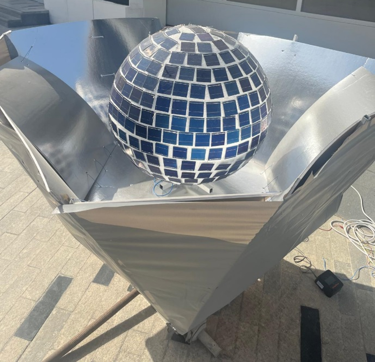 Qatar Scientists Build Ball-Shaped Solar Panel With Reflector